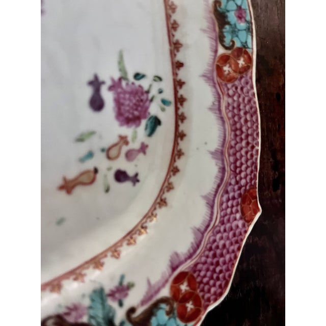 Late 18th Century 18th Century Chinese Export Famille Rose Porcelain Small Platter With Pink Scale Border For Sale - Image 5 of 16