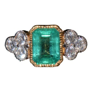 Gia Certified Natural 2.20cts vs F Diamond Emerald 18k Gold Dinner Ring, Size 6.5 For Sale