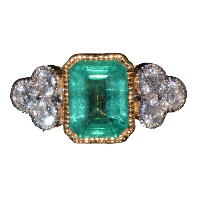Gia Certified Natural 2.20cts vs F Diamond Emerald 18k Gold Dinner Ring, Size 6.5 For Sale