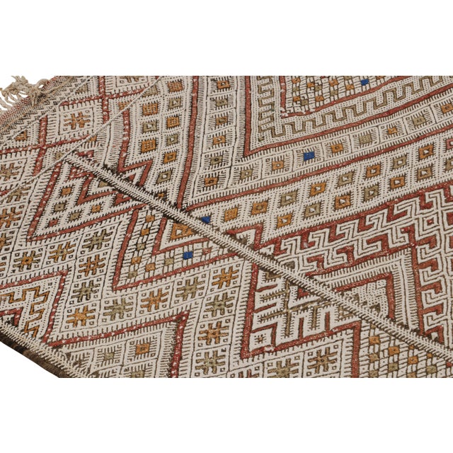 1940s 1940s Vintage Zayane Moroccan Kilim in White & Brown Tribal Patterns by Rug & Kilim For Sale - Image 5 of 7