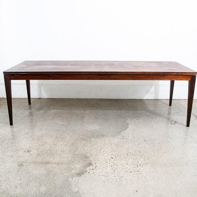 1960s Mid Century Danish Modern Coffee Table Rosewood Leaf Black Surfboard Rectangle For Sale - Image 4 of 12