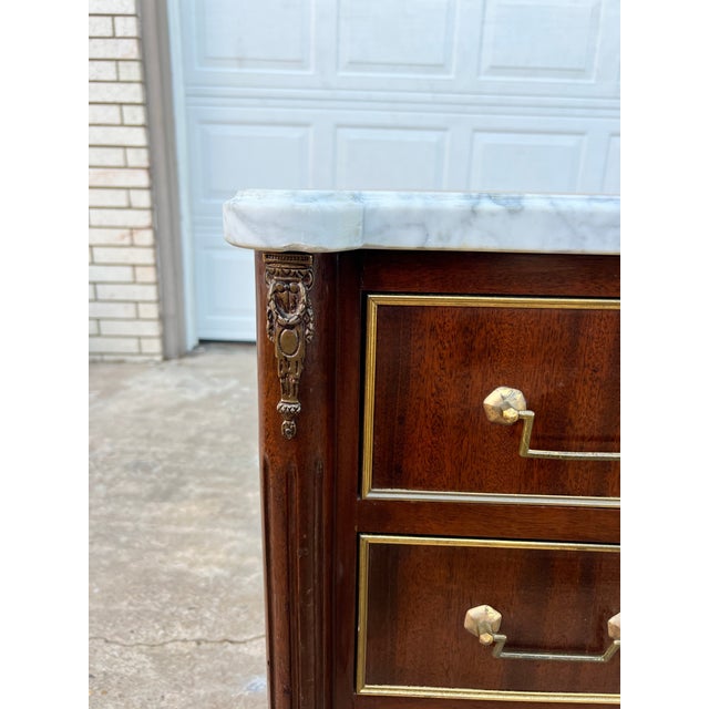 Wood French 19th Century Louis XVI Carrara Marble Top Mahogany Commode For Sale - Image 7 of 12