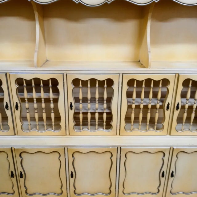 French Provincial Monumental Scalloped Edge Habersham Style Vintage Pale Yellow French Provincial China Display Hutch Cabinet For Sale - Image 3 of 12