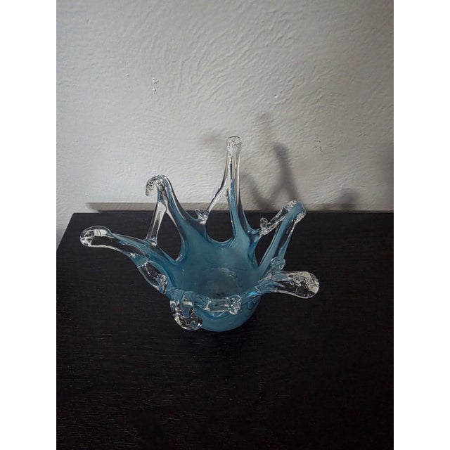 An elegant vintage Murano art glass sculpture handcrafted in Italy. Featuring a dramatic freeform "splash" or "crown"...