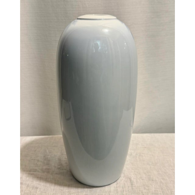 White Vintage Chinoiserie Fukagawa Porcelain Vase With Sparrow and Wisteria Decoration For Sale - Image 8 of 10
