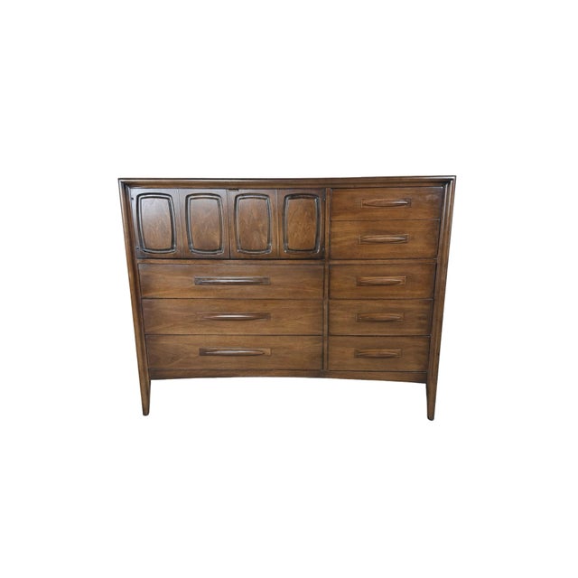Broyhill Emphasis Mid-Century Modern Eight-Drawer Gentleman’s Chest For Sale - Image 14 of 16