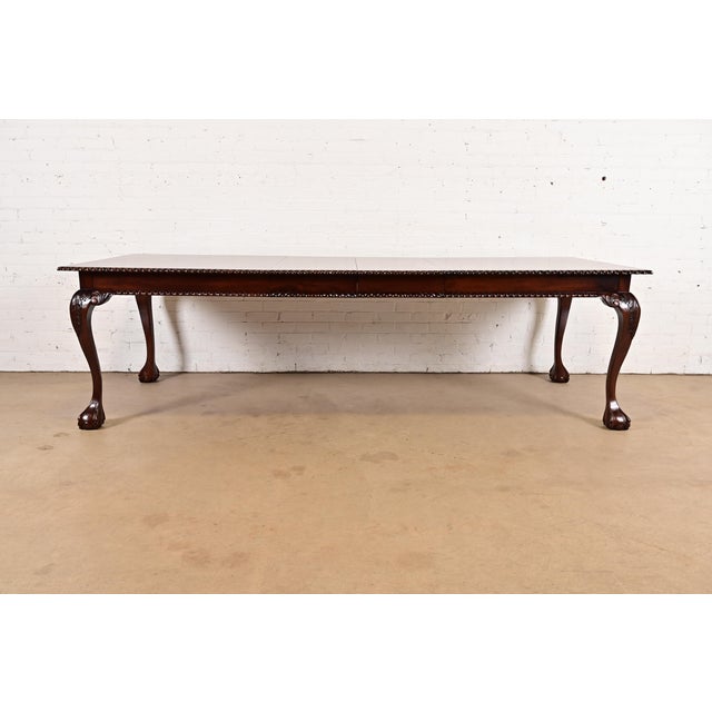 An exceptional Chippendale or Georgian style extension dining table In the manner of Henredon Circa 1980s Gorgeous...