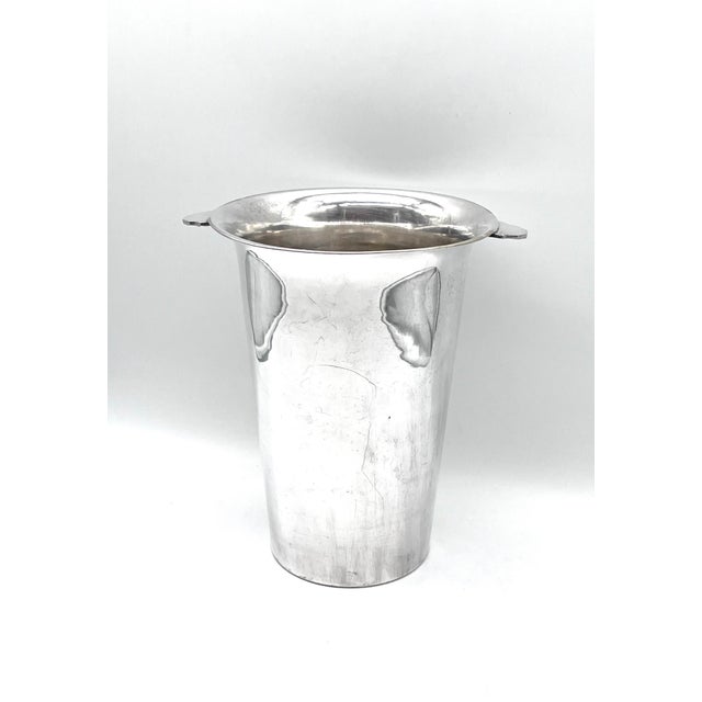 This imposing Art Deco champagne cooler (circa 1930s) impresses with its rare height of 27.5 cm and its minimalist French...