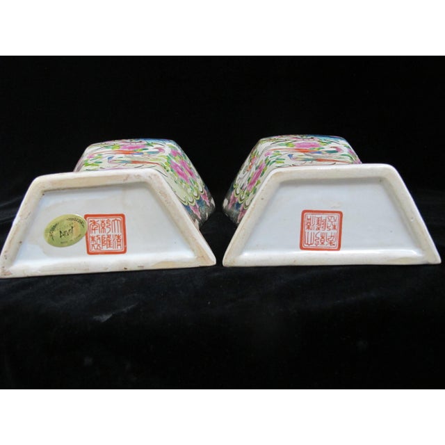 Chinese Famille Rose Medallion Bird & Flower Design Wall Pocket Vase Pair For Sale - Image 14 of 15