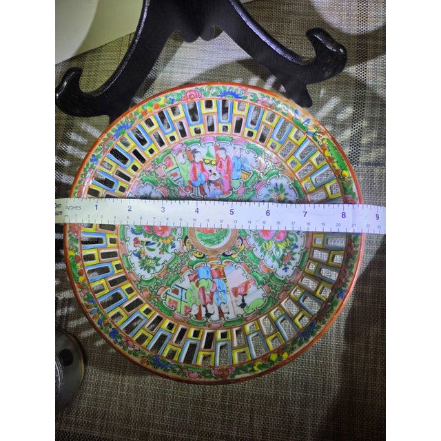 19th Century Chinese Export Famille Rose Reticulated Porcelain Plate With Mandarin Figures For Sale - Image 4 of 4