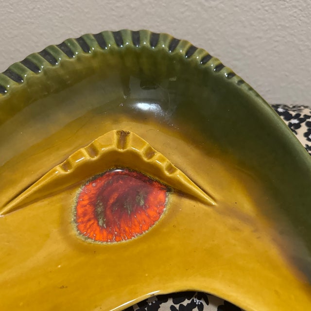 This striking Mid-Century Modern (MCM) ashtray is a classic example of California Pottery from the 1950s or 1960s.