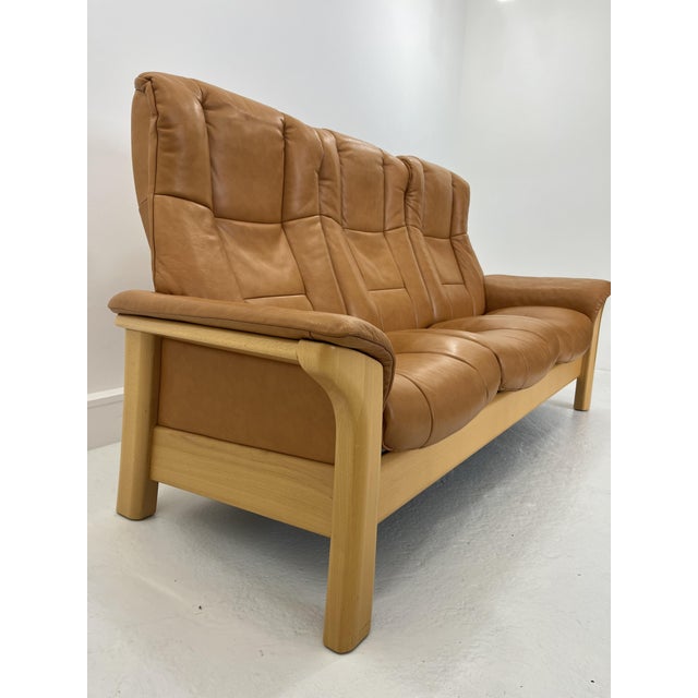 Manufactured by the Norwegian company Ekornes. The sofa is upholstered in high-quality natural leather in light brown...