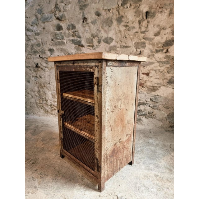 1950s Industrial French Military Metal Storage Cabinet with Oak Top & Wooden Shelves for Ministère De Lair, 1956 For Sale - Image 5 of 18