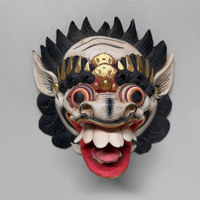 An expressive Balinese mask, hand-carved and painted. Dimensions: height 27 cm, width 27 cm, depth 16 cm. The large round...