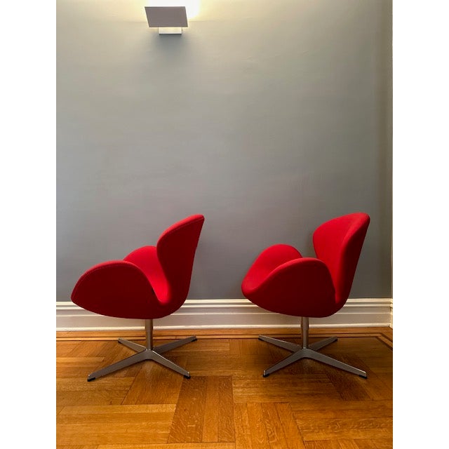 Mid-Century Modern Pair of Fritz Hansen Swan Chairs For Sale - Image 3 of 6