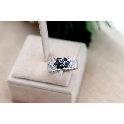 White Gold Ring with Quartz For Sale - Image 4 of 9