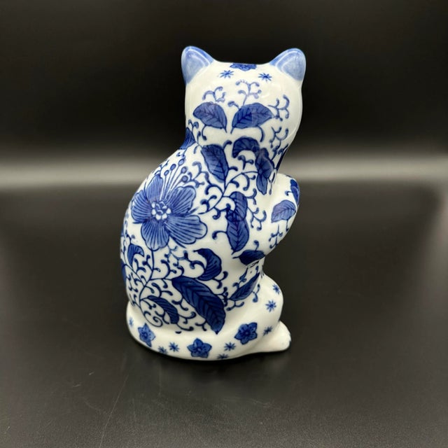 Late 20th Century Vintage Blue and White Chinoiserie Qing Dynasty Porcelain Cat Figurine For Sale In Houston - Image 6 of 8