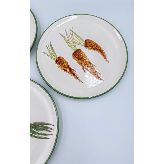 1950s 1950s Italian Majolica n.708 Vintage 8" Serving Plates Hand Painted Pottery - 3pc Set For Sale - Image 5 of 6