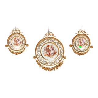 Ornate Gold-Framed Rose Wall Décor – Set of 3 Baroque Ceramic Medallions in White & Gold For Sale