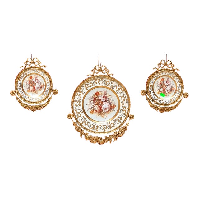 Ornate Gold-Framed Rose Wall Décor – Set of 3 Baroque Ceramic Medallions in White & Gold For Sale