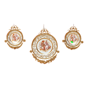 Ornate Gold-Framed Rose Wall Décor – Set of 3 Baroque Ceramic Medallions in White & Gold