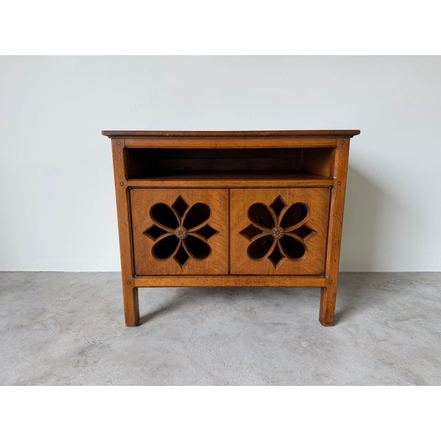Mid-Century Modern 1970s Vintage Henredon Pierced Carved Double-Door Nightstand / Bedside Cabinet For Sale - Image 3 of 12
