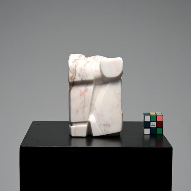 This abstract sculpture in Portuguese marble was sculpted ‘en taille directe’ by the Belgian artist Jan Keustermans. The...