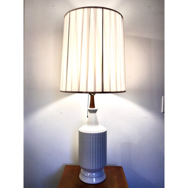 Mid-Century Modern Ivory + Teak Fluted Table Lamp For Sale In Baltimore - Image 6 of 7