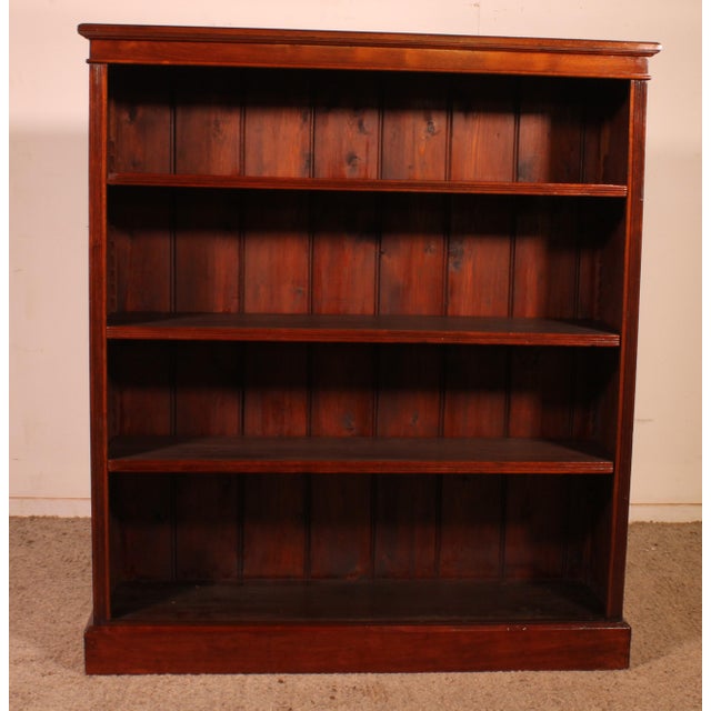Charming small open mahogany bookcase from the 19th century, English style. A beautiful and unusual piece, decorated with...