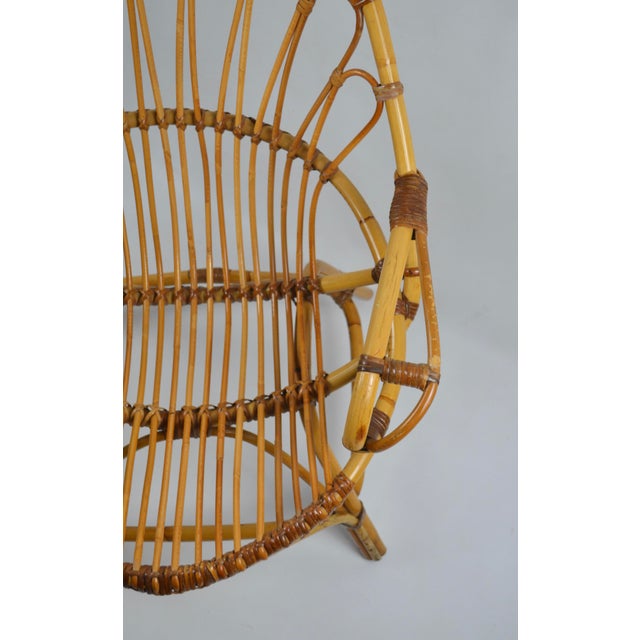 This elegant French lounge chair, crafted from natural rattan and dating from the 1970s, is a fine example of the enduring...