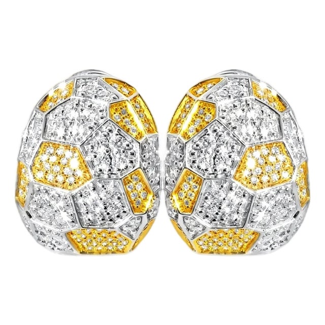 Late 20th Century Pair of 18K White Gold Geometric Beehive Diamond Earrings For Sale