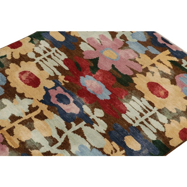 Hand-knotted in wool, a square 6x6 rug from the latest unveilings of Rug & Kilim’s New & Modern Collection. On the Design:...