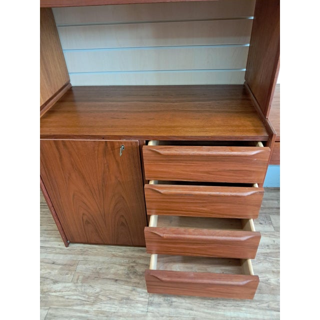 Mid-Century Vintage Danish Teak Floating Wall Display Unit in the style of Ladderax, 1960 For Sale - Image 12 of 18