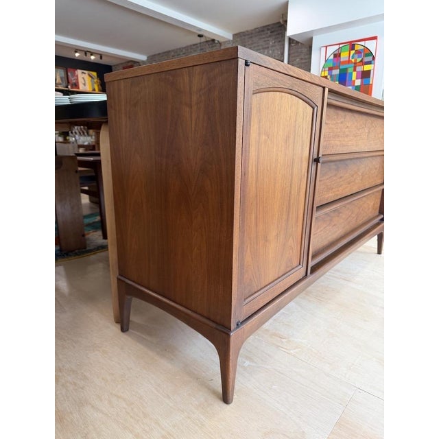 1960s 1960s Walnut Credenza From the Lane ‘Rhythm’ Collection For Sale - Image 5 of 11