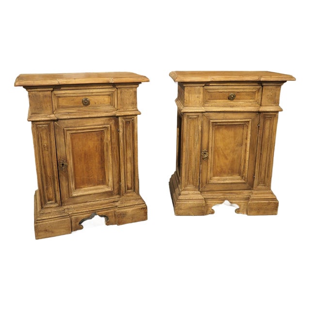 Pair of 19th Century Tuscan Walnut Nightstands For Sale