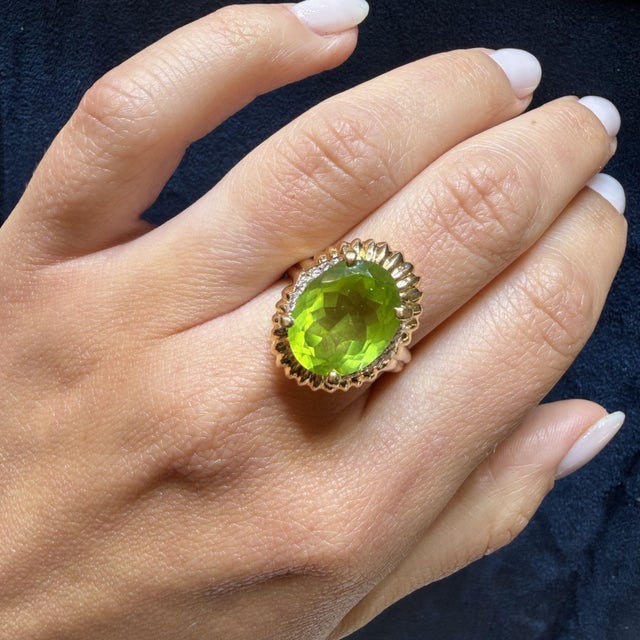 Vintage 6 Carat Oval Cut Peridot 14k Gold Fluted Sunburst Ring, Size 9 For Sale - Image 10 of 11