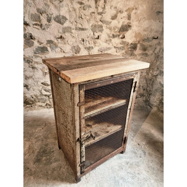 Industrial French Military Metal Storage Cabinet with Oak Top & Wooden Shelves for Ministère De Lair, 1956 For Sale - Image 16 of 18