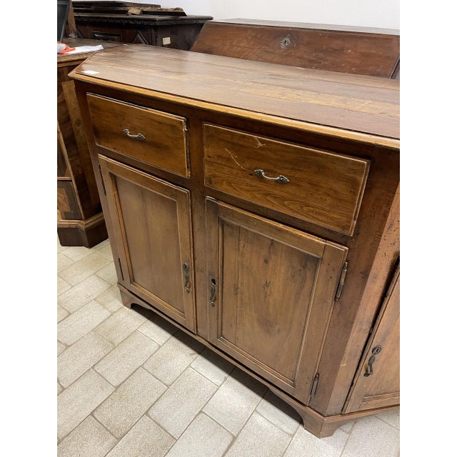Venetian sideboard from the early nineteenth century to the end of the eighteenth century in walnut.