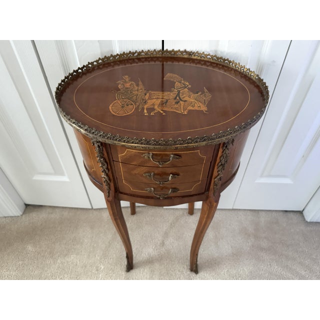 French Antique 1920s Louis XV French Walnut Marquetry Side Table W/Ormolu Bronze d'Or For Sale - Image 3 of 18