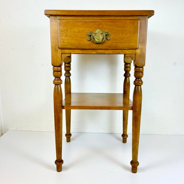 Wood 1970s Vintage Ethan Allen Americana Traditional Heirloom Nutmeg Maple Side Table by Baumritter For Sale - Image 7 of 14