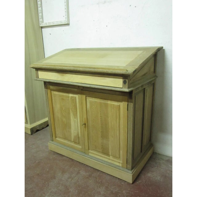 Oak Mobile Belief Car Desk, 1930s, in Good conditions. Designed 1920 to 1949