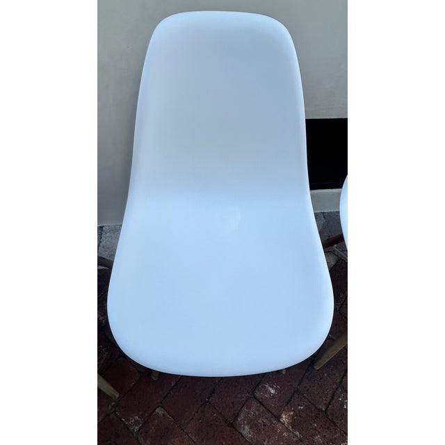 White Eames Molded Fiberglass Chair Set For Sale - Image 8 of 17