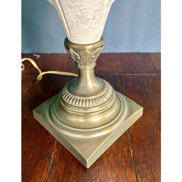 Vintage Neoclassical Faux Marble Ceramic & Brass Urn Table Lamp For Sale In Miami - Image 6 of 12