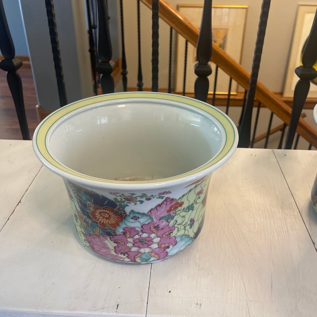 Chinese Mottahedeh Pair of Large Cache Pots For Sale - Image 3 of 6