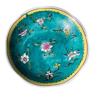 Late 19th Century Chinese Export Footed Serving Bowl With Colorful Turquoise Flowers For Sale