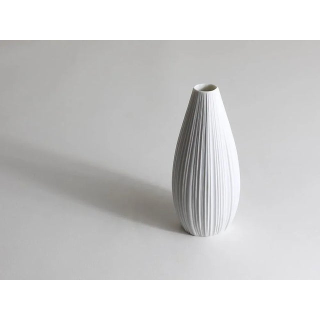 Rosenthal White Relief Striped Porcelain Vase attributed to Martin Freyer for Rosenthal, Germany, 1960s For Sale - Image 4 of 11