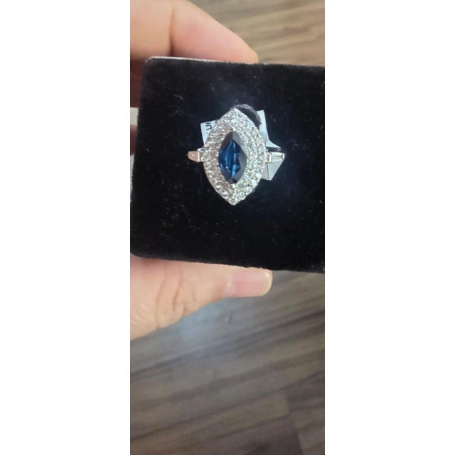 Gemstone details Diamond: 0.58 Fancy diamond: 0.15cts Blue sapphire: 1.10cts N. wt: 4.0 grams G. wt: 4.37 grams We...