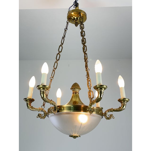 Majestic 8-light, 6-arm Italian chandelier in brass and glass, 1960s Six E14 bulbs on the arms and two on the lower part,...