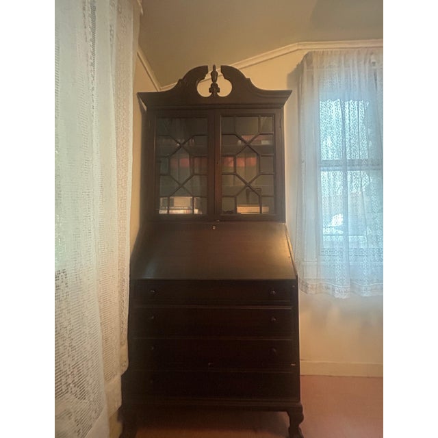 1950s Vintage Secretary Desk With Glass Hutch – Traditional Chippendale Style For Sale - Image 5 of 14