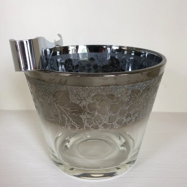 Mid-Century Modern Dorothy Thorpe Style Grape Pattern Silver Fade Ice Bucket WithTongs and Six 12 Oz. Tumblers - Set of 8 For Sale - Image 3 of 13